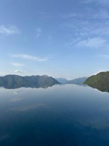 布鲁纳特Hotel Paradiso Como的一大片水体,背景是群山