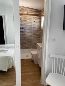 萨阿拉德洛斯阿图内斯El Escondido de Zahara的一间带卫生间和玻璃淋浴间的浴室