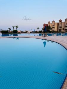 艾因苏赫纳Porto Sokhna Water Front Resort的度假村内的大型蓝色海水游泳池