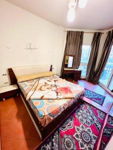艾因苏赫纳Porto Sokhna Water Front Resort的一间卧室,卧室内配有一张大床