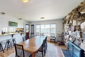 LopezDavis House on the Bay的一间设有桌子和石墙的用餐室