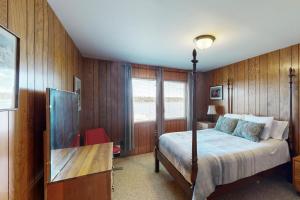LopezDavis House on the Bay的一间卧室配有一张床、一张书桌和一个窗户。