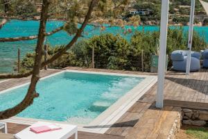 波尔图塔韦尔纳Villa SEA SOUL - Luxury style with direct access to sea的享有水景的游泳池