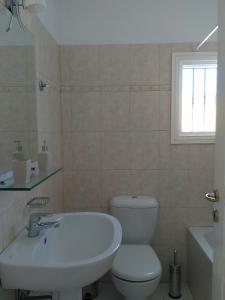 波罗斯Panoramic View apartment的浴室配有白色卫生间和盥洗盆。