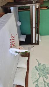 图卢姆Hotel Sonno Caliza Tulum的客房配有带2个枕头的双层床。