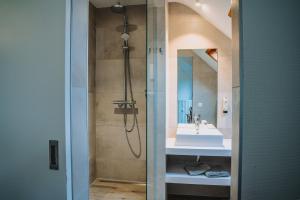 哈勒 农民酒店的带淋浴和盥洗盆的浴室