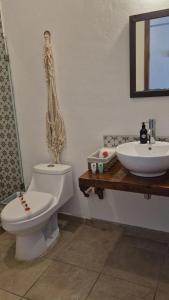 图卢姆Hotel Sonno Caliza Tulum的一间带卫生间和水槽的浴室