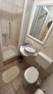 圣菲利普雅科夫Maris的浴室配有卫生间、盥洗盆和淋浴。