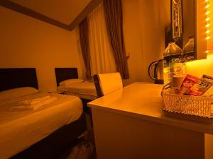 安塔利亚Ezel Group的酒店客房设有两张床和一张桌子。