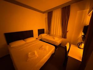 安塔利亚Ezel Group的小房间设有两张床和窗户