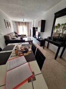 贝纳尔马德纳Apartamentos Jowi - Piso amplio y Familiar的客厅配有桌子和沙发