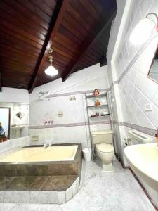 基多Gaby’s Home.的带浴缸、卫生间和盥洗盆的浴室