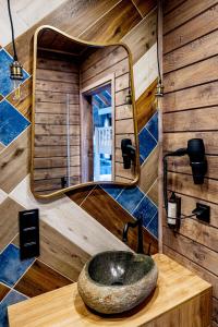 扎托尔Western Camp Resort的一间带石制水槽和镜子的浴室