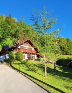 AdnetLuxus Alpenparadies nahe Salzburg Sauna & Whirlpool的车道前有树的房子
