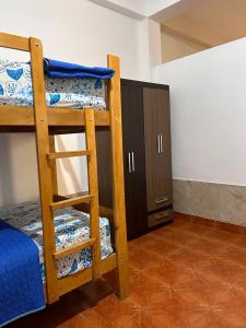 普卡尔帕ALAMEDAS APARMENTs的客房设有两张双层床和橱柜。