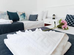 罗德镇Nautilus City Studios & Apartments的一间客厅,床上铺有白色的毯子