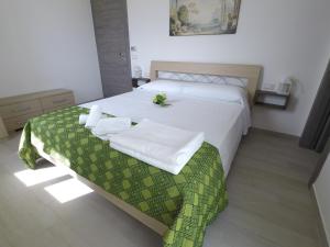 阿莱齐奥Eco Villa con piscina privata e indipendente的一间卧室配有一张大床和毛巾