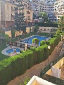 贝纳尔马德纳Apartamentos Jowi - Piso amplio y Familiar的城市游泳池的景色