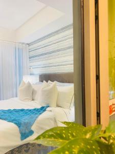 马尼拉Holiday Escape Philippines的一间卧室配有带白色枕头的床