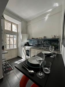 布达佩斯Silverlight Luxus Downtown的厨房配有带酒杯的桌子