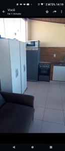 萨尔瓦多Cantinho do sossego的客房设有带炉灶和橱柜的厨房。