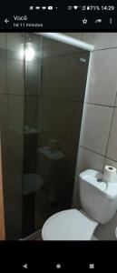 萨尔瓦多Cantinho do sossego的一间带卫生间和玻璃淋浴间的浴室