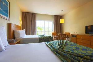 巴亚尔塔港克里斯塔尔巴亚尔塔酒店的酒店客房设有两张床和电视。