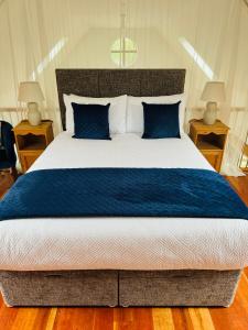 BrackhillDe Búrca Cottage KERRY的一间卧室配有一张大床,提供蓝色的床单和枕头