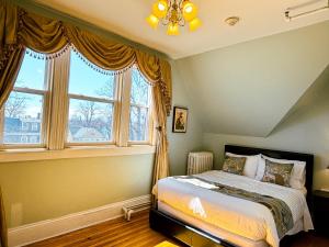 夏洛特顿伊甸园宾馆的一间卧室设有一张床和一个大窗户