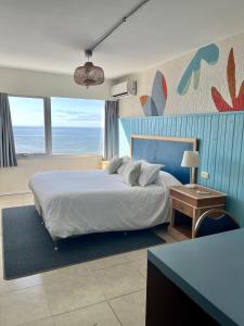 埃斯特角城ZAG Coliving Punta del este的一间卧室设有一张蓝色墙壁的大床