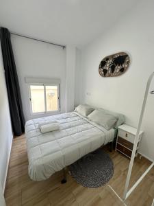 赫塔费Rooms Getafe的白色的卧室设有床和窗户