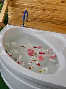 Inasharidzeebicottage panorama merisi的浴缸里装满鲜花的水