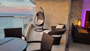 通苏帕Amplio 140m2 Grand Diamond Tonsupa的阳台配有桌椅和风扇。