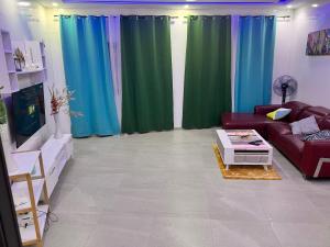 达喀尔LUXE Studio的客厅配有绿色和蓝色的窗帘