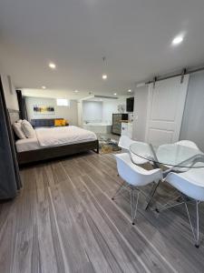 亨德森维尔SKYLARANNA Resort & SPA的卧室配有一张床和一张桌子及椅子