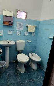 科连特斯Apart Hotel - Eucaliptal的浴室设有2个卫生间和水槽