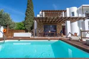 卡利诺岛Apollonas & Sibylla Villa的一座带游泳池和房子的别墅