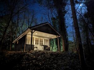 宁斯佩特文宁达尔别墅庄园酒店的夜间树林里的一个小小屋
