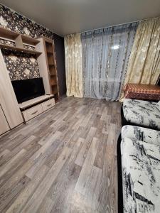 巴甫洛达尔Назарбаева 204的带沙发和平面电视的客厅