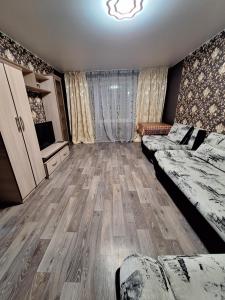 巴甫洛达尔Назарбаева 204的大房间设有两张床和电视