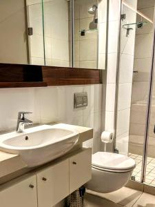 巴利托Resort Retreat, Private Suite, Zimbali Estate的浴室配有卫生间、盥洗盆和淋浴。