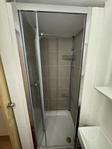 卢顿Duplex Studio 3 minute drive from Luton airport的浴室里设有玻璃门淋浴