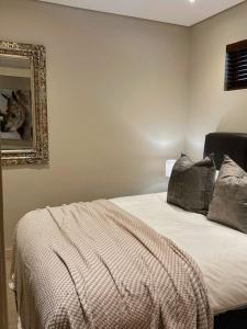 巴利托Resort Retreat, Private Suite, Zimbali Estate的一张位于带镜子和四面床的房间里的床