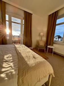 文尼斯塔特Hotel Villa Klasen的一间卧室设有一张床、一个窗口和一把椅子