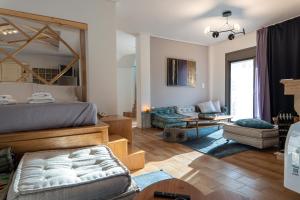 卡利诺岛Apollonas & Sibylla Villa的一间卧室设有一张床和一间客厅。