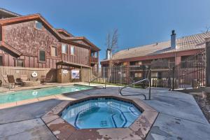帕克城Luxury Condo Steps to Park City Mountain Resort! Heated Pool & Hot Tub -Snowblaze 309的房屋前有游泳池的房子