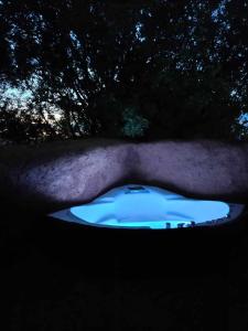 尼亚·蒙达尼亚Homatino Eco Smart的享有场地内蓝色浴缸的夜景