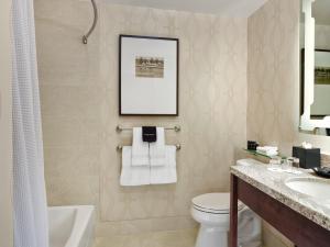 圣安德鲁斯圣安德鲁斯阿冈昆海滨度假酒店，奥图格拉菲系列的浴室配有盥洗池和墙上的照片。