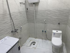 安曼Orgy Guest House的一间带卫生间和淋浴的小浴室