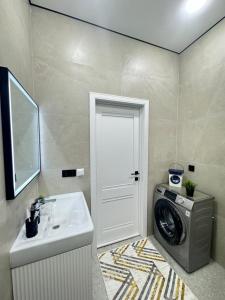 阿拉木图2-room apartment ЖК Комфорт Сити near MEGA, flat 15的一间带洗衣机和水槽的浴室